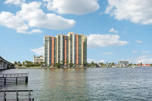 a view of a building along with palm trees