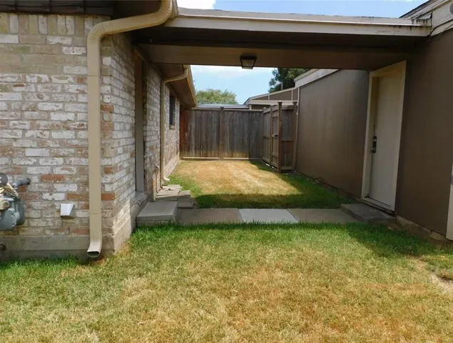 a view of a backyard