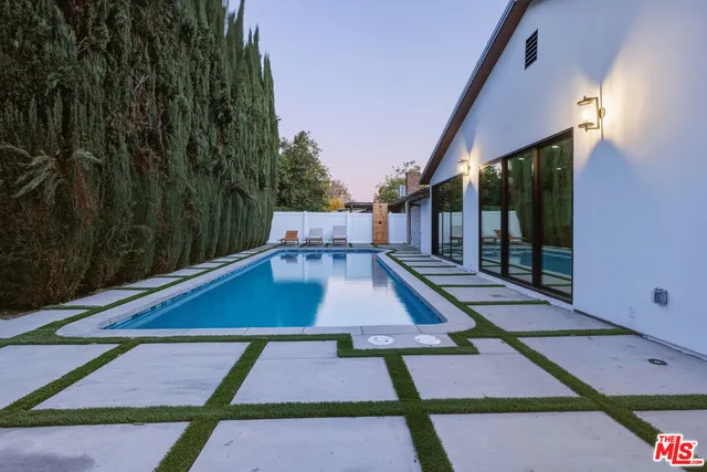 a picture of a tennis court