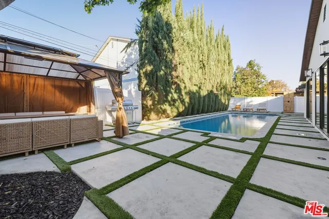 a view of a backyard