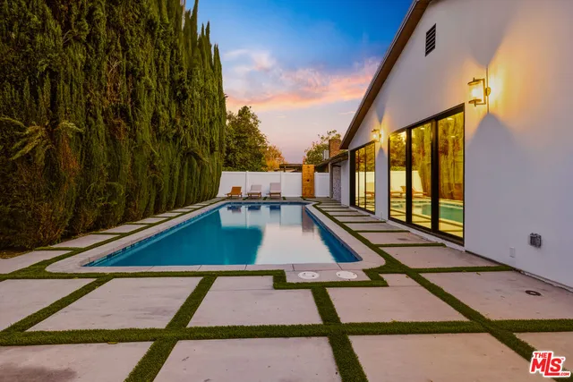 a picture of a tennis court