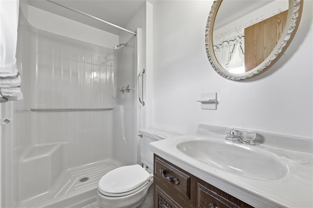 15 Holly Ridge Road Washington, PA 15301 - Photo 26 of 35 En-Suite Full Bath
