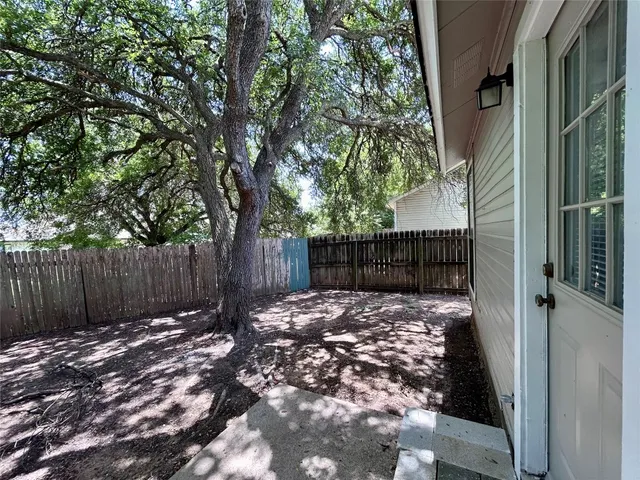 a view of a backyard