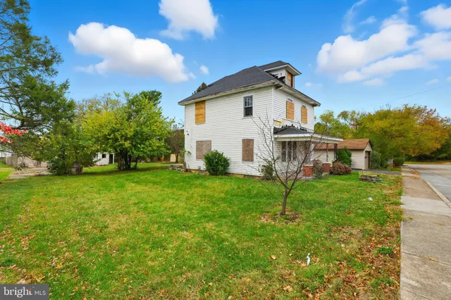 a view of a house with backyard