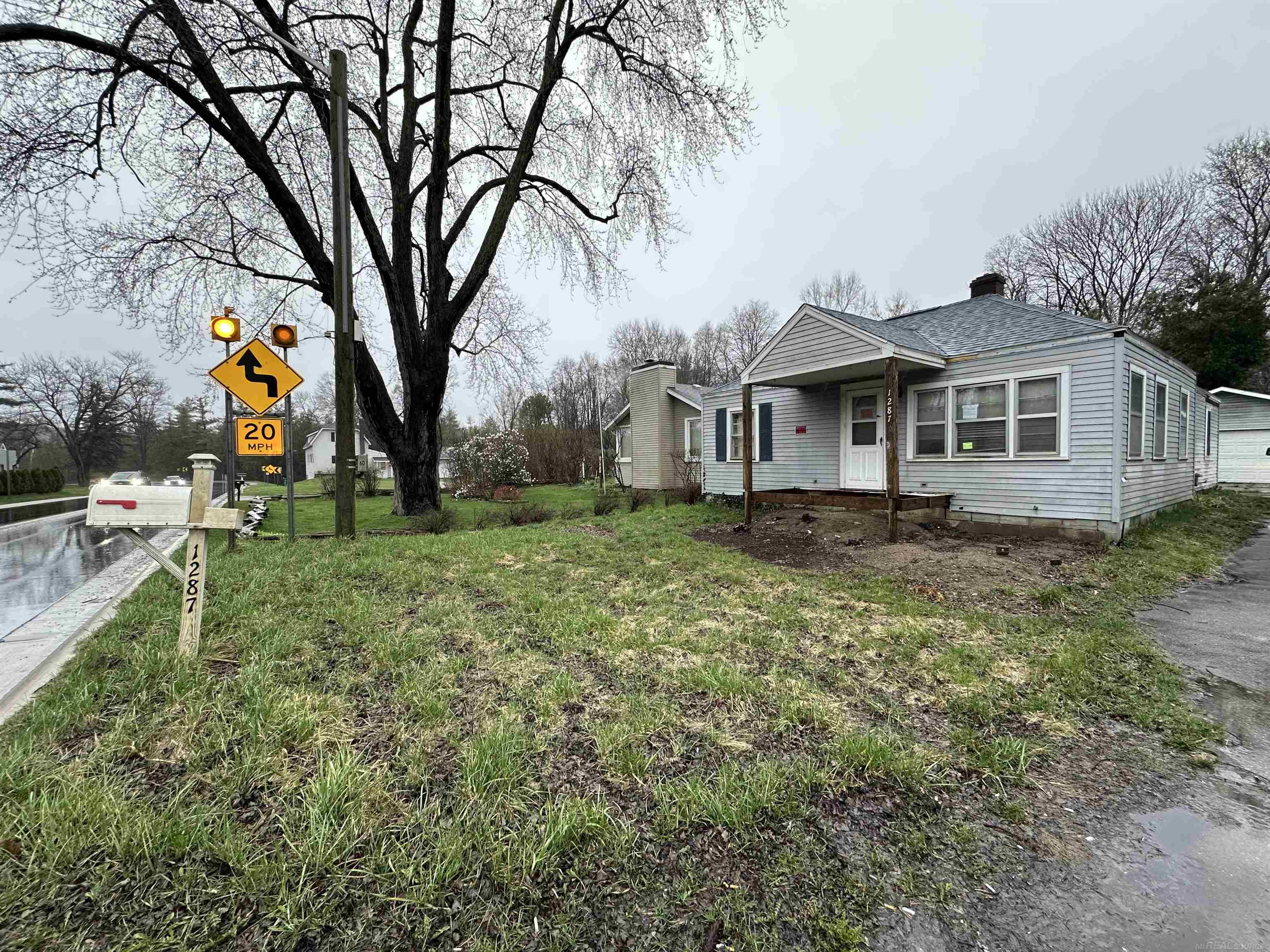 1287 Rochester Road Leonard, MI 48367 - Photo 2 of 15 50138407-a8799212-a2b1-4e20-9f24-e2ac6632ab2d.JPG