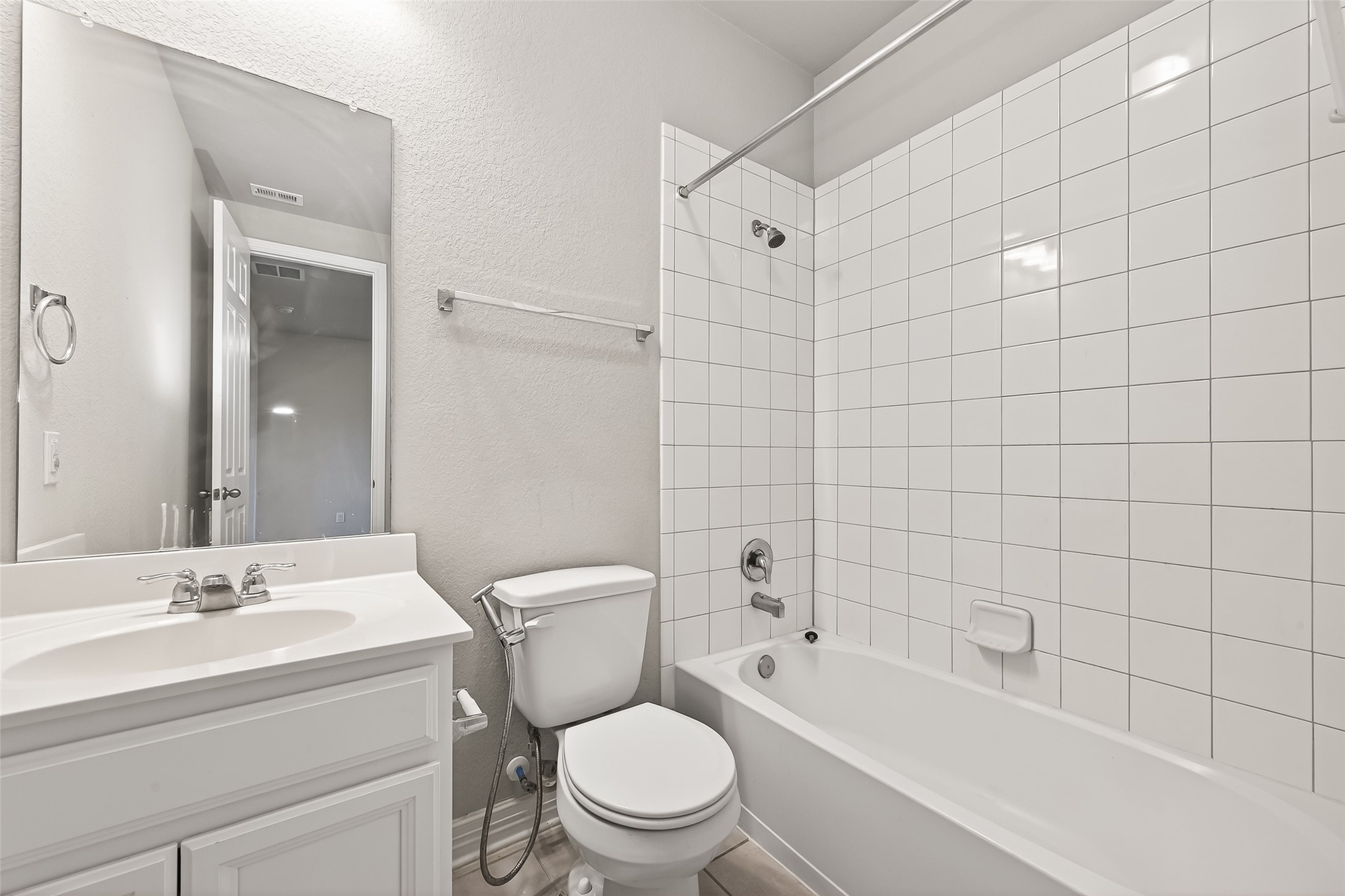444 Round Lake Drive Rosenberg, TX 77469 - Photo 14 of 50 Guest Full bathroom 1, located downstairs.