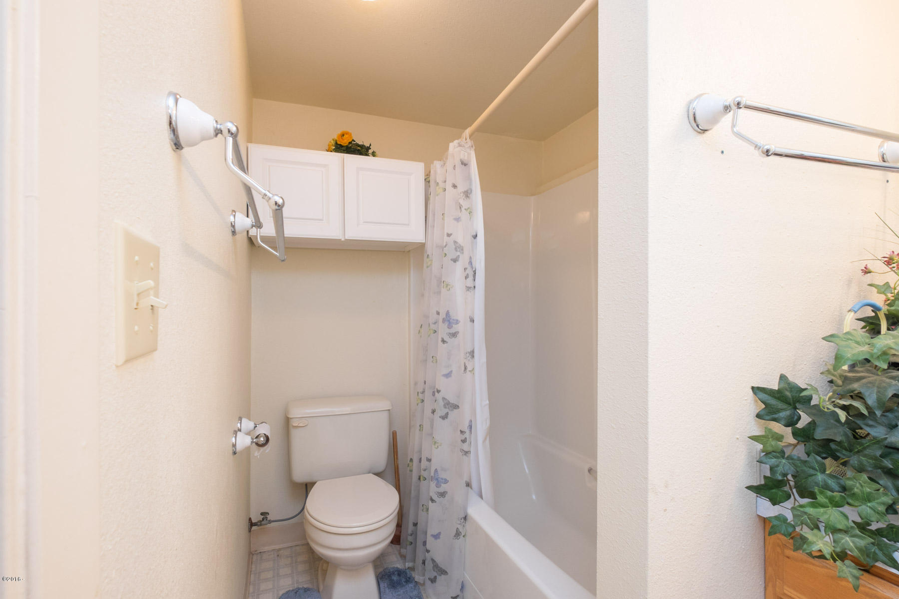 2324 Northwest Inlet Avenue Lincoln City, OR 97367 - Photo 14 of 41 Lower unit 2nd bath