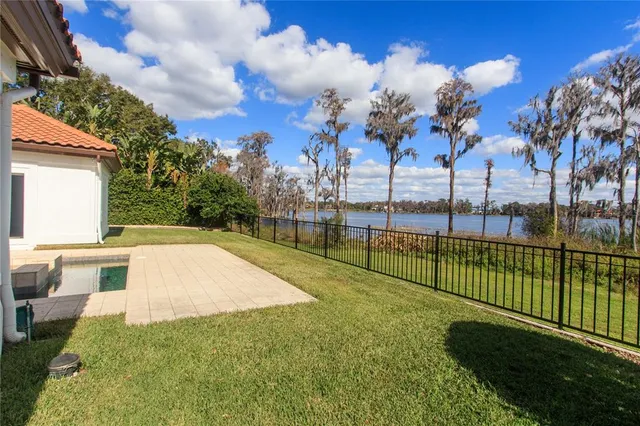 a view of a backyard