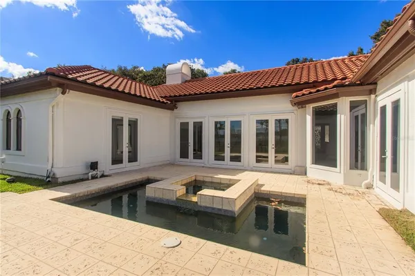 a view of a dinning table and chairs in patio
