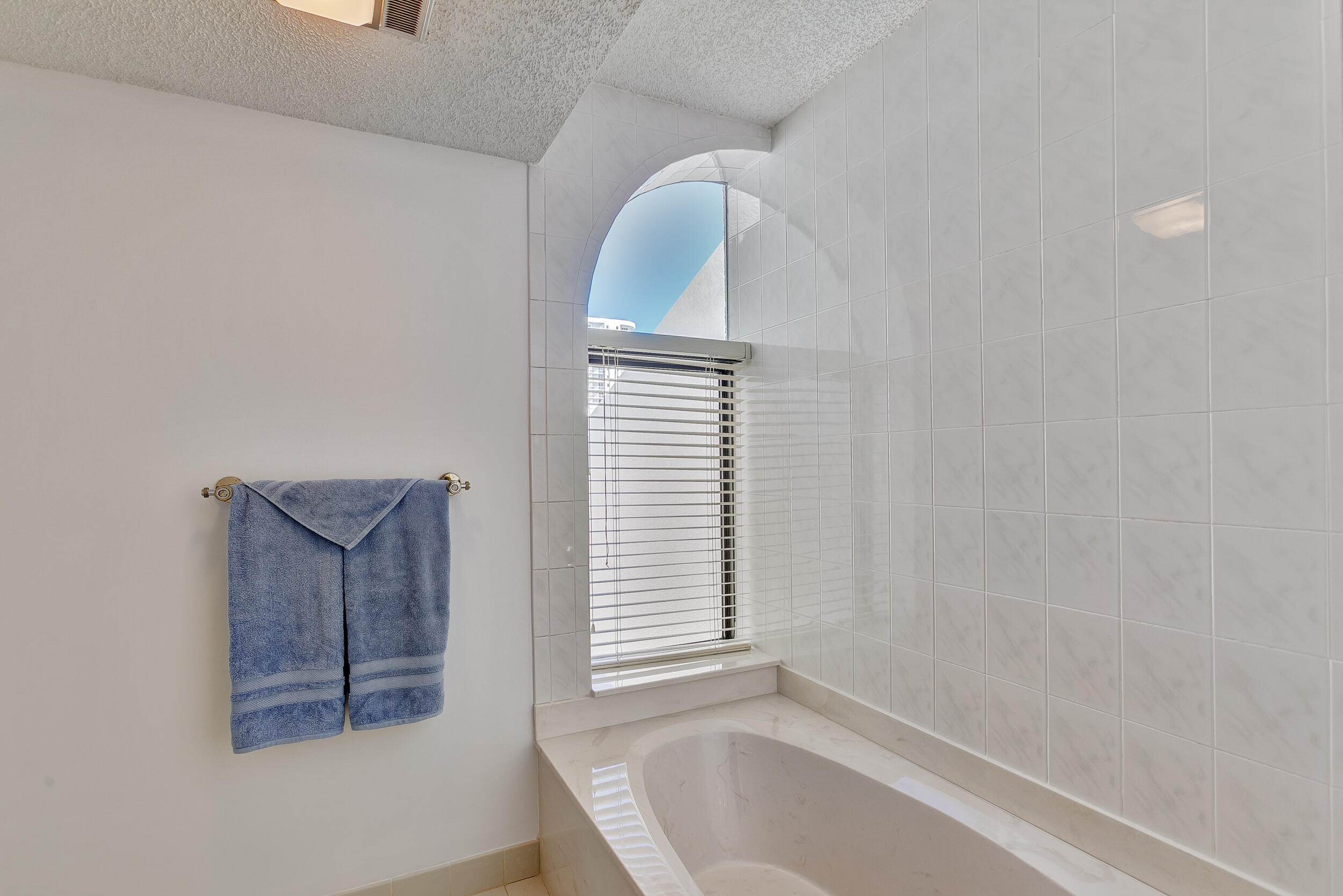 3974 North Ocean Drive, Unit 4 Singer Island, FL 33404 - Photo 29 of 62 Master Bath 1 with Tub
