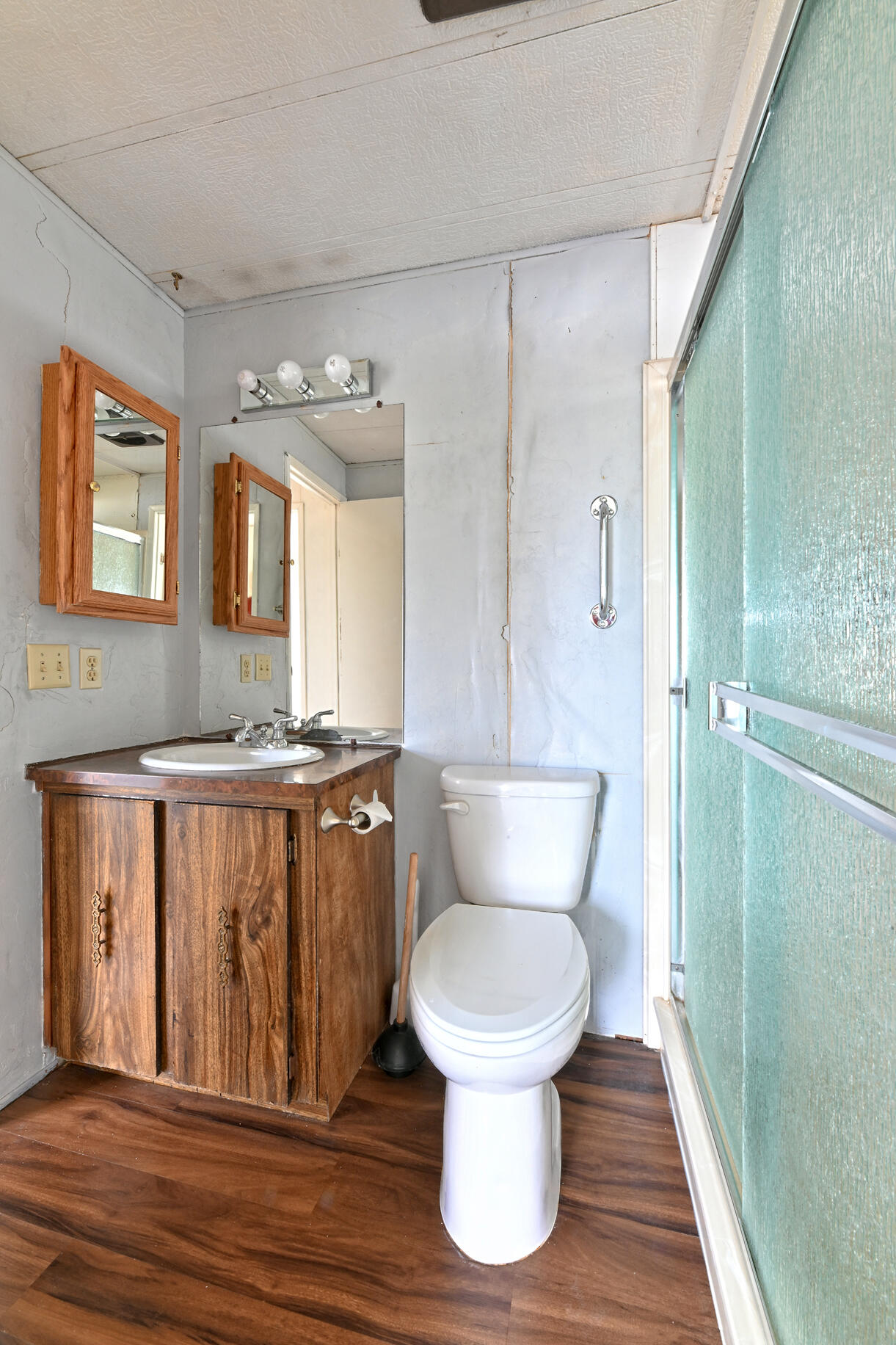 2385 Table Rock Road, Unit 81 Medford, OR 97501 - Photo 17 of 20 17. Guest bath