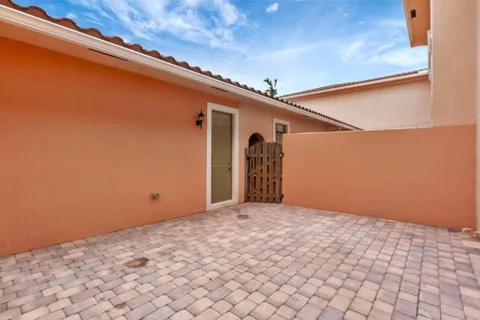 a view of a house with backyard