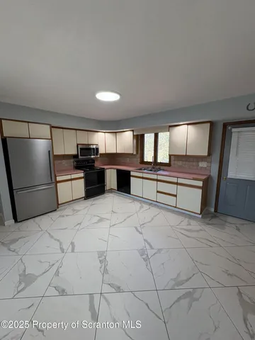 $1,000 | 559 Penn Avenue, Unit A, Mayfield, PA 18433