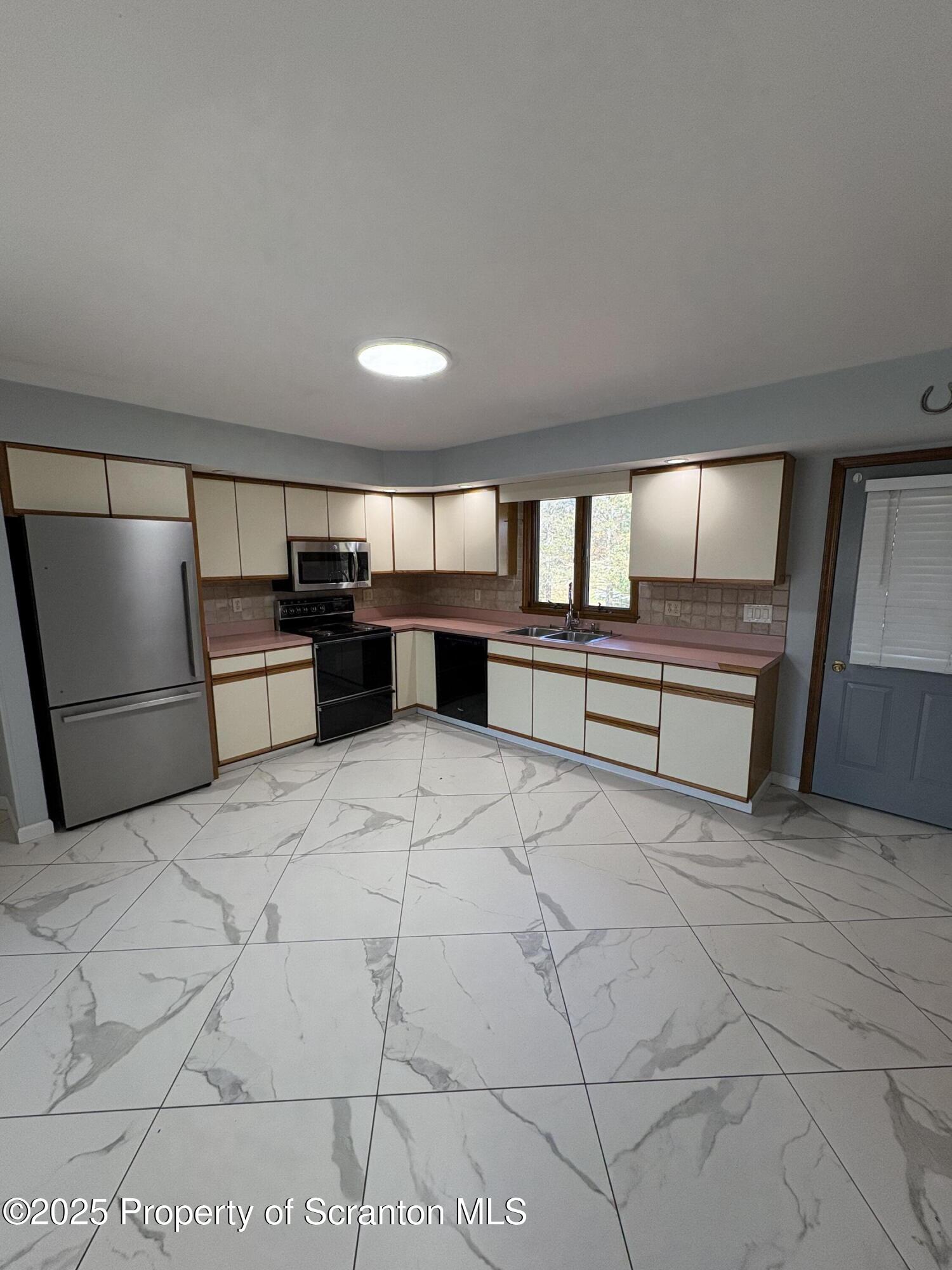 a view of a livingroom with furniture