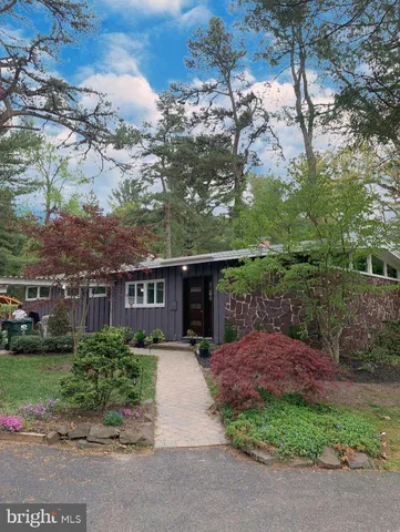 a view of house with a yard