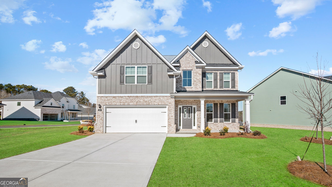 a view of a house with a yard