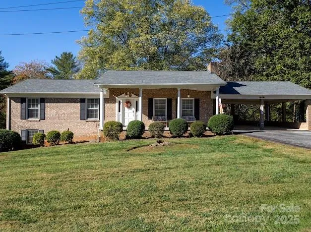 a view of a house with a yard