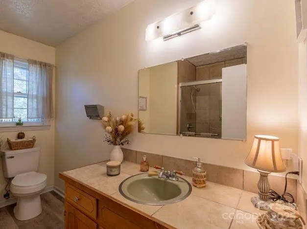 a view of a livingroom with furniture and a ceiling fan