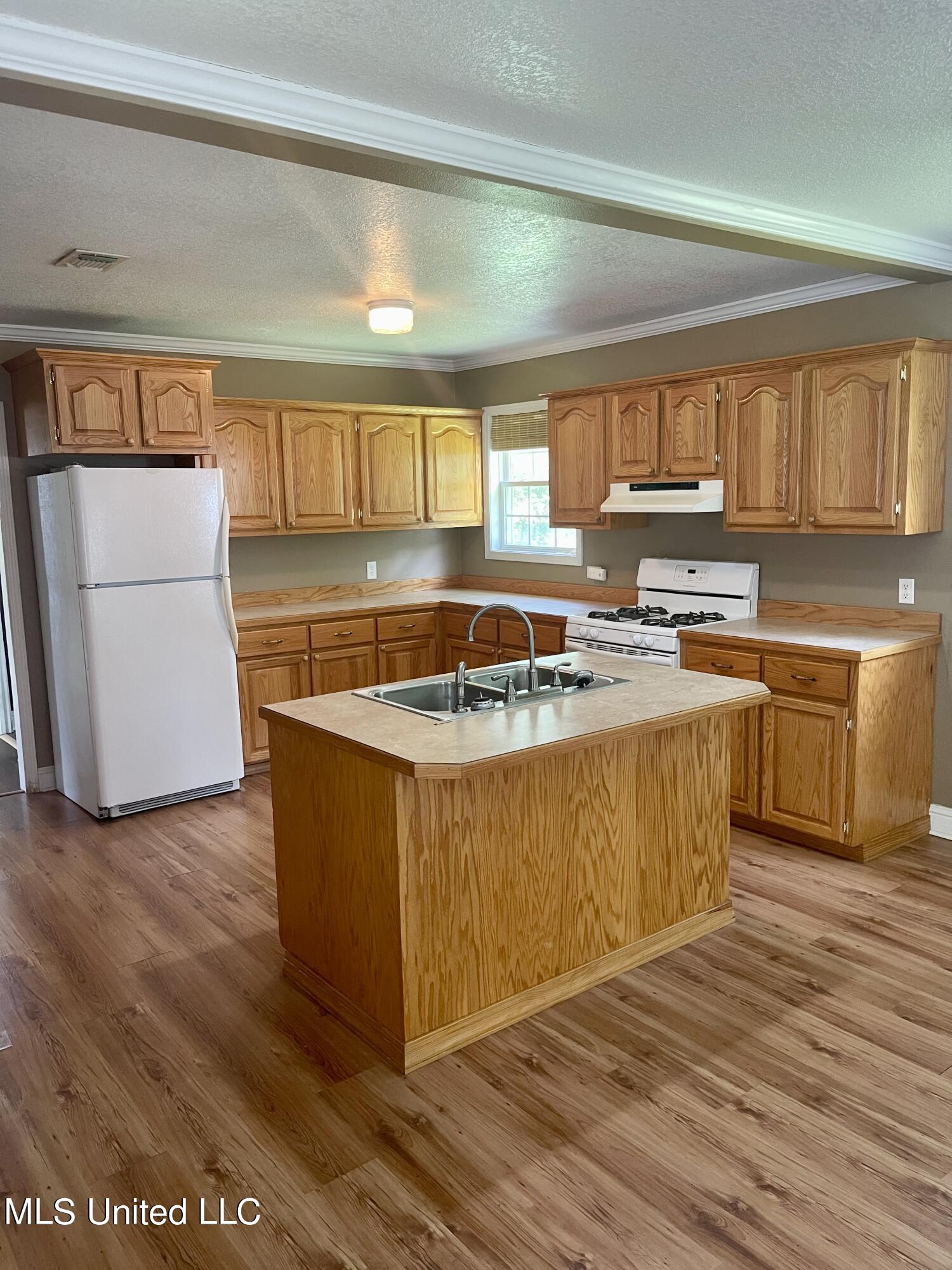 3210 Quave Road D'Iberville, MS 39540 - Photo 5 of 17 IMG_0377