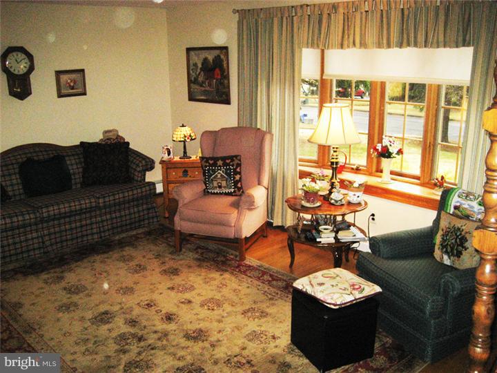 5 Robin Road Holland, PA 18966 - Photo 5 of 16 Living Room