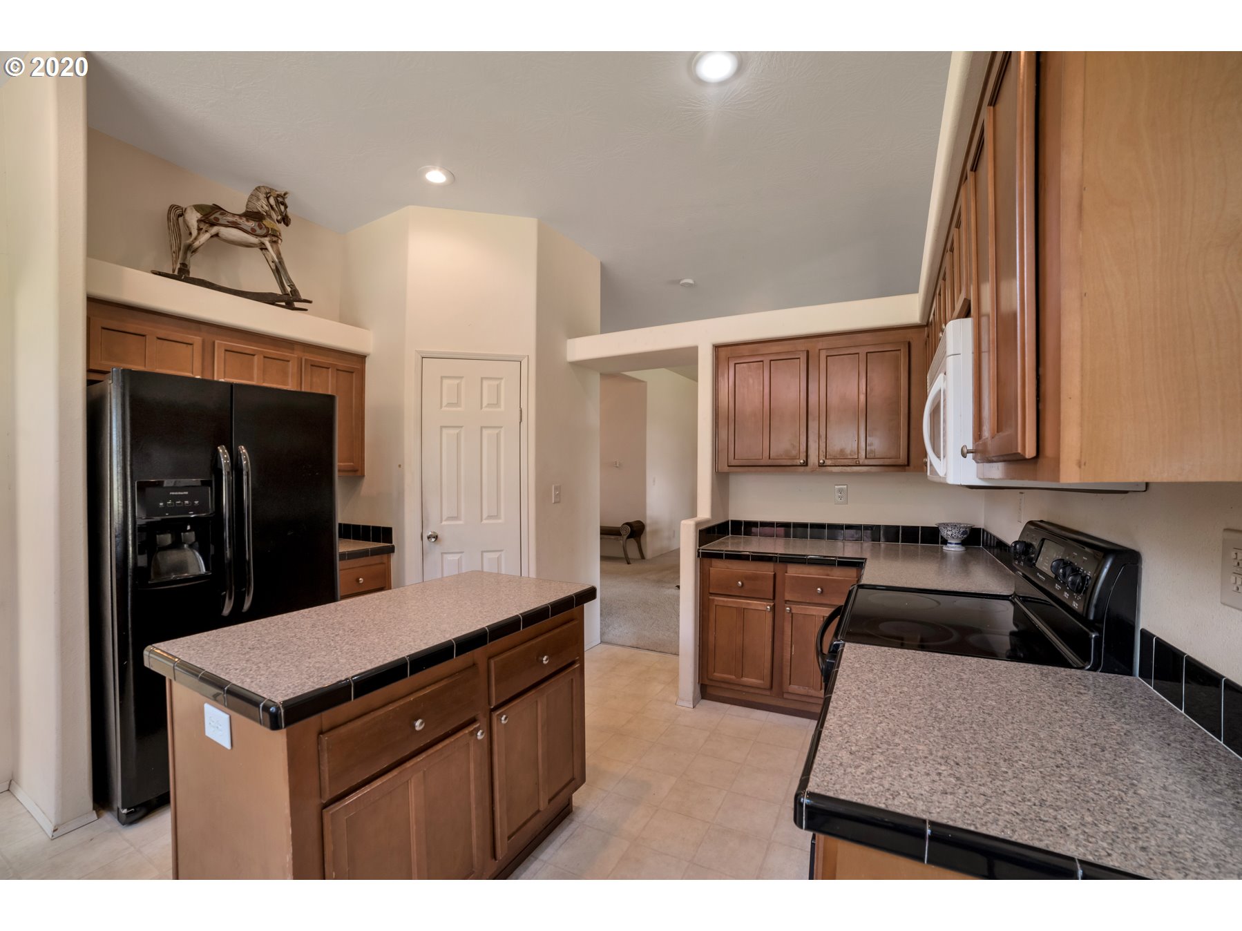 6990 Northwest Canyonview Road Gaston, OR 97119 - Photo 4 of 32 a kitchen with a stove a sink and a refrigerator