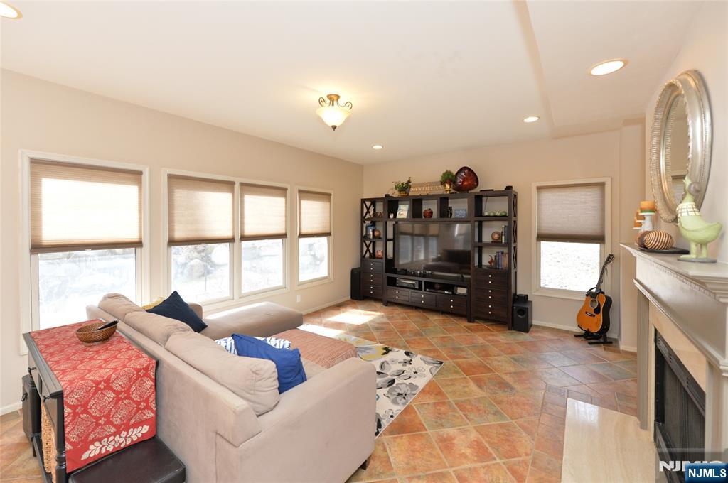 21 Split Rock Road North Haledon, NJ 07508 - Photo 9 of 27