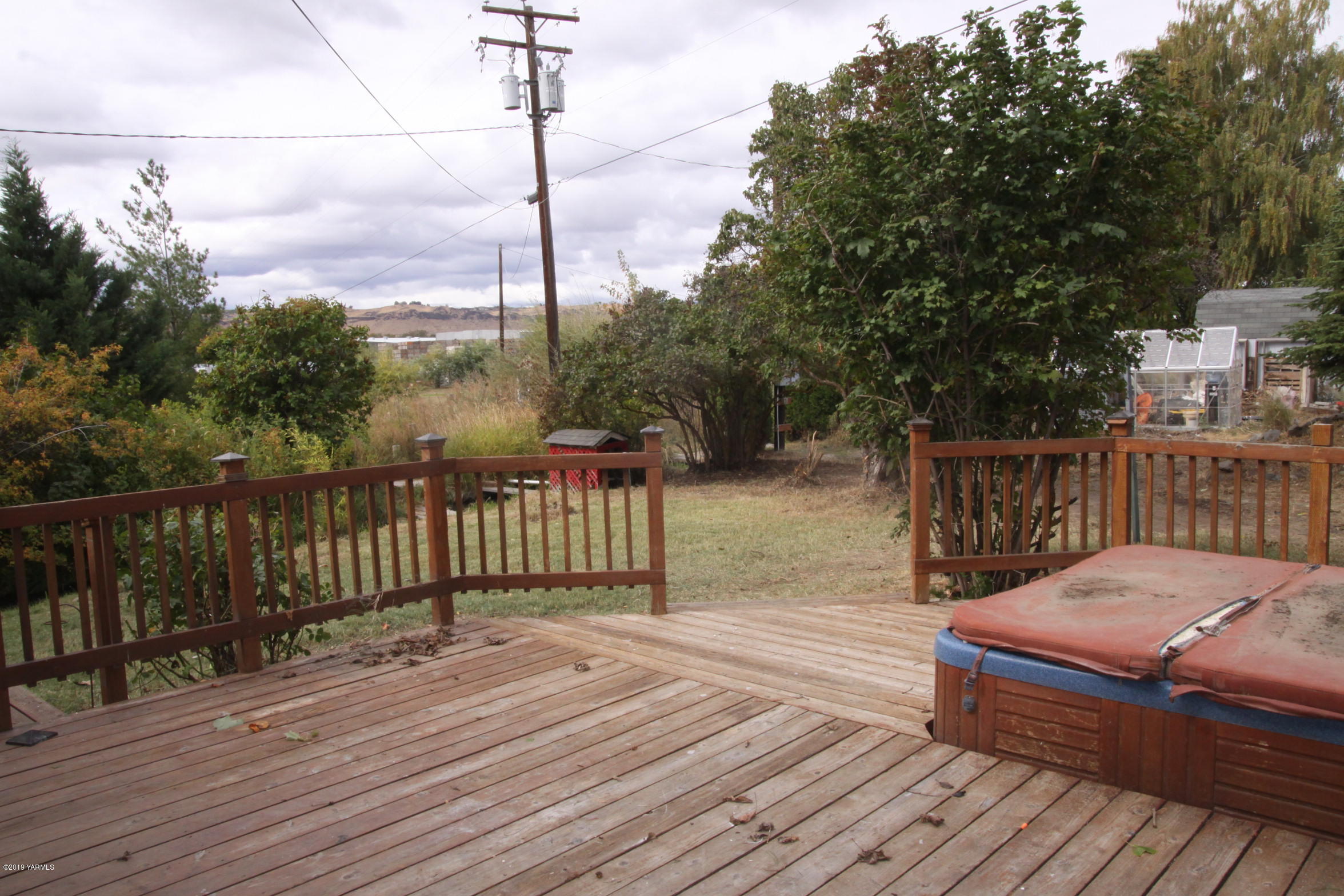 741 McPhee Road Naches, WA 98937 - Photo 12 of 16 a balcony with wooden floor table and chairs