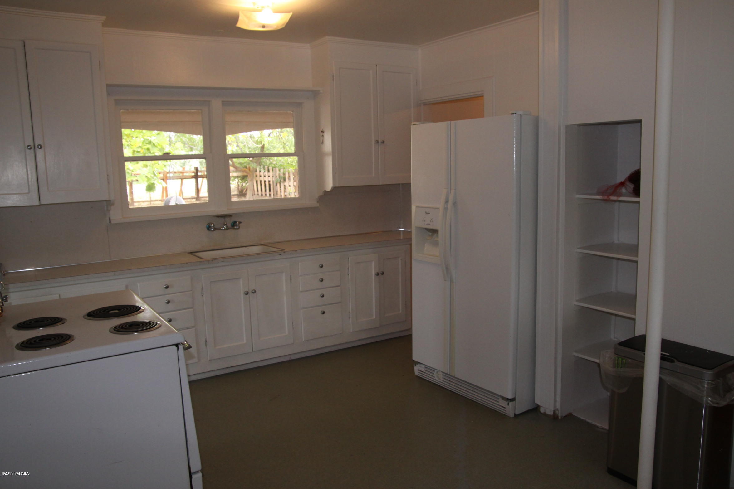 741 McPhee Road Naches, WA 98937 - Photo 4 of 16 a kitchen with granite countertop a refrigerator and a stove