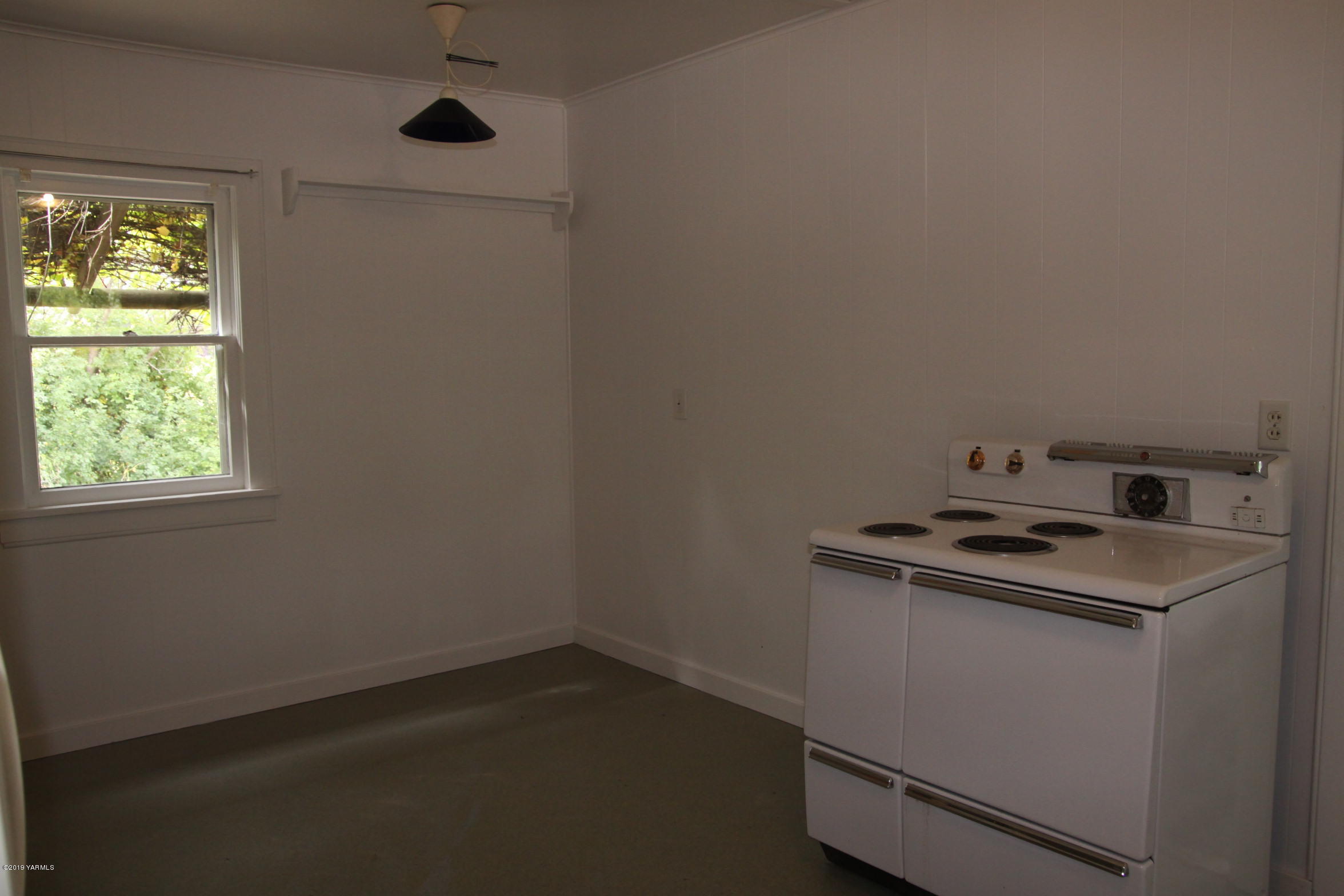 741 McPhee Road Naches, WA 98937 - Photo 5 of 16 a utility room with dryer and washer