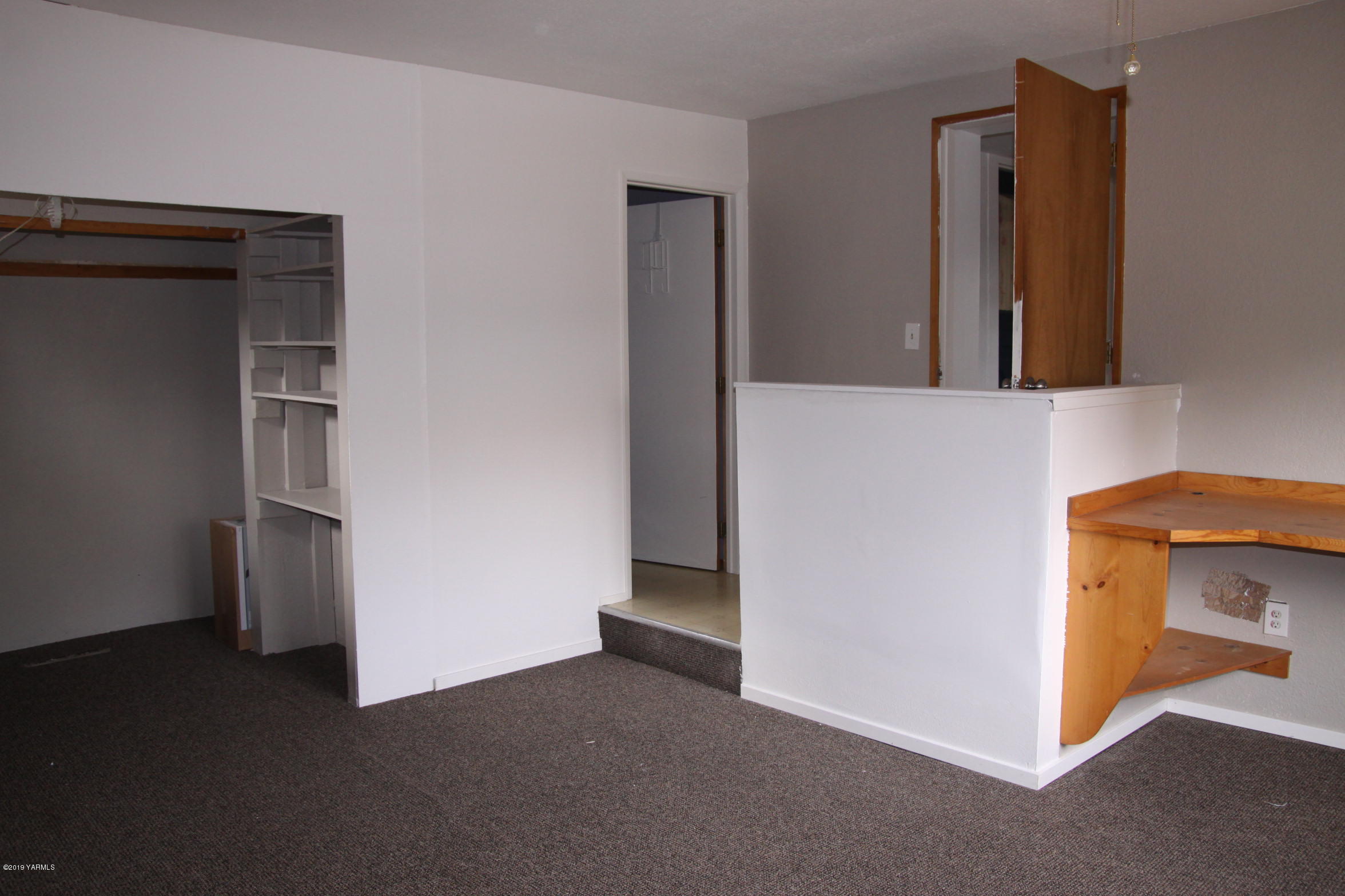 741 McPhee Road Naches, WA 98937 - Photo 9 of 16 a view of a hallway to rooms