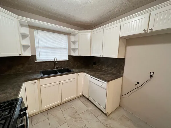 $1,695 | 2703 Thomas Avenue, Pasadena, TX 77506