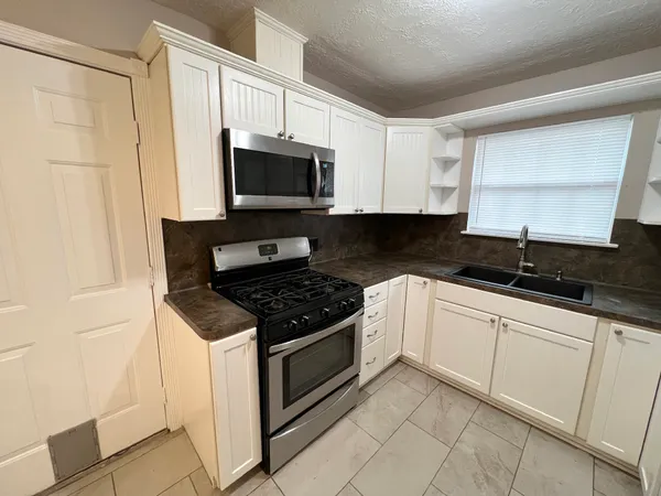 $1,695 | 2703 Thomas Avenue, Pasadena, TX 77506