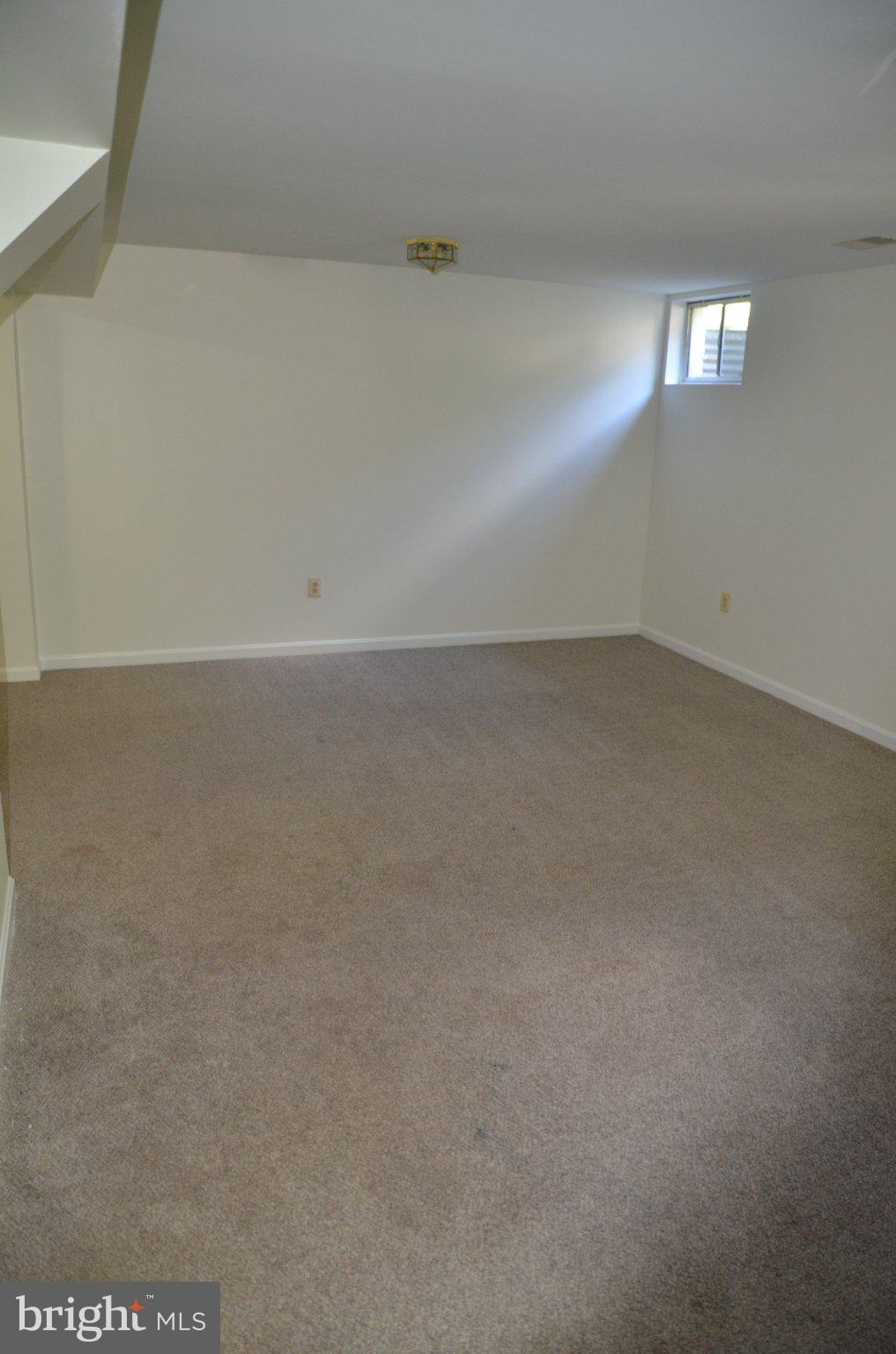 406 Longdraft Road Gaithersburg, MD 20878 - Photo 22 of 24 Spacious, versatile blank canvas room.