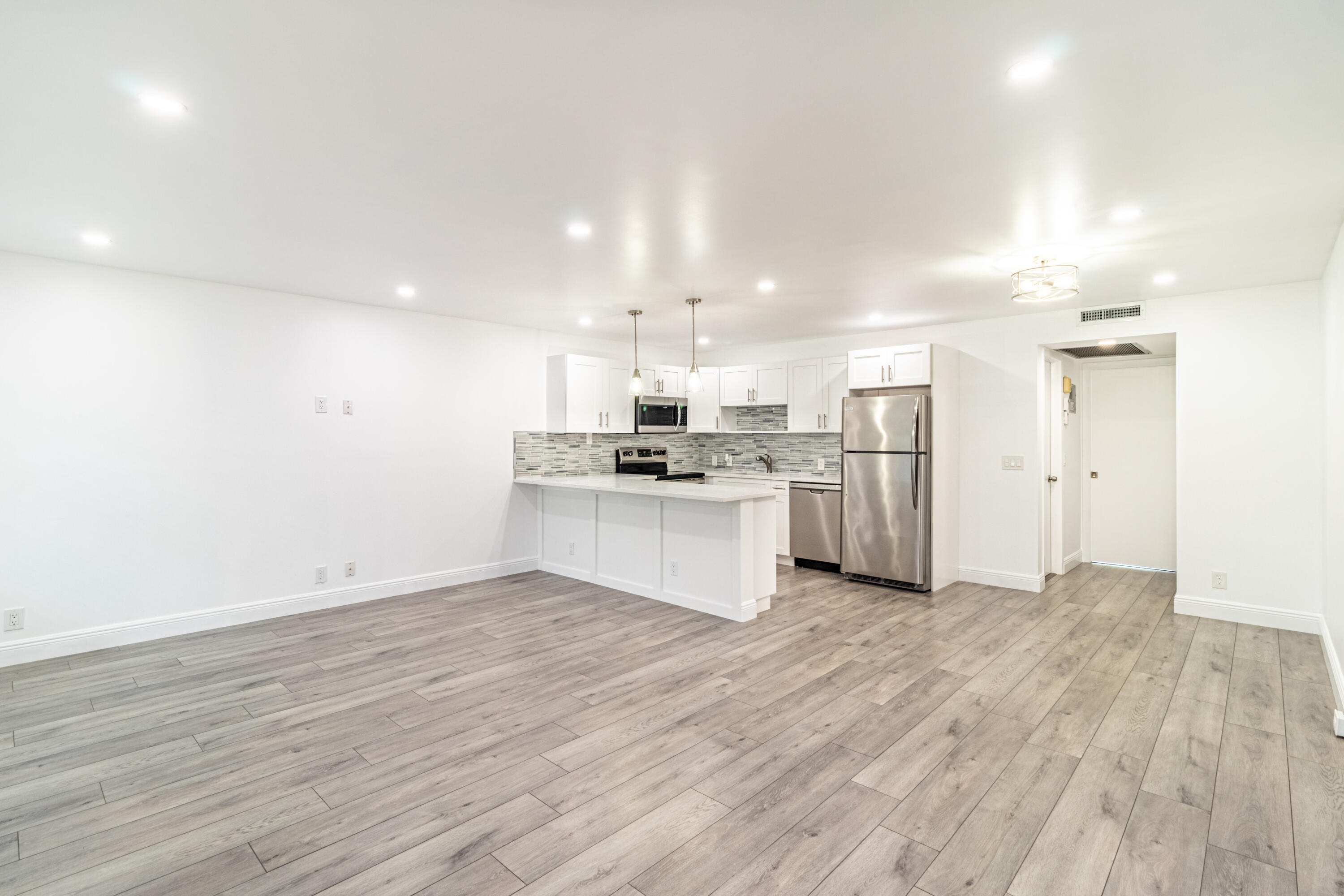 185 Mansfield F Boca Raton, FL 33434 - Photo 3 of 21 Living Room/Dining Area/Kitchen