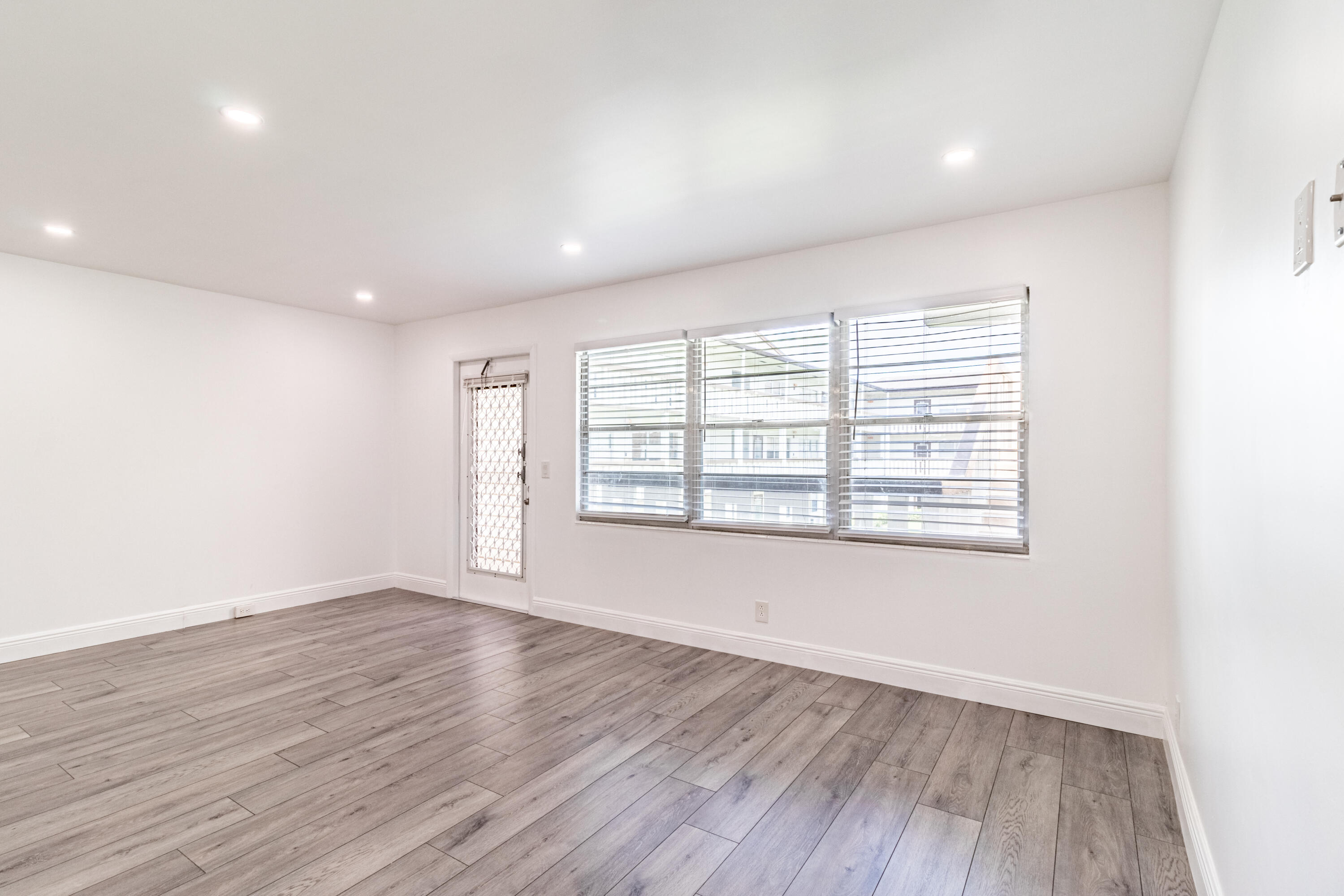 185 Mansfield F Boca Raton, FL 33434 - Photo 8 of 21 Living Room