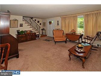 531 Ramsey Road Oreland, PA 19075 - Photo 4 of 12 Living Room