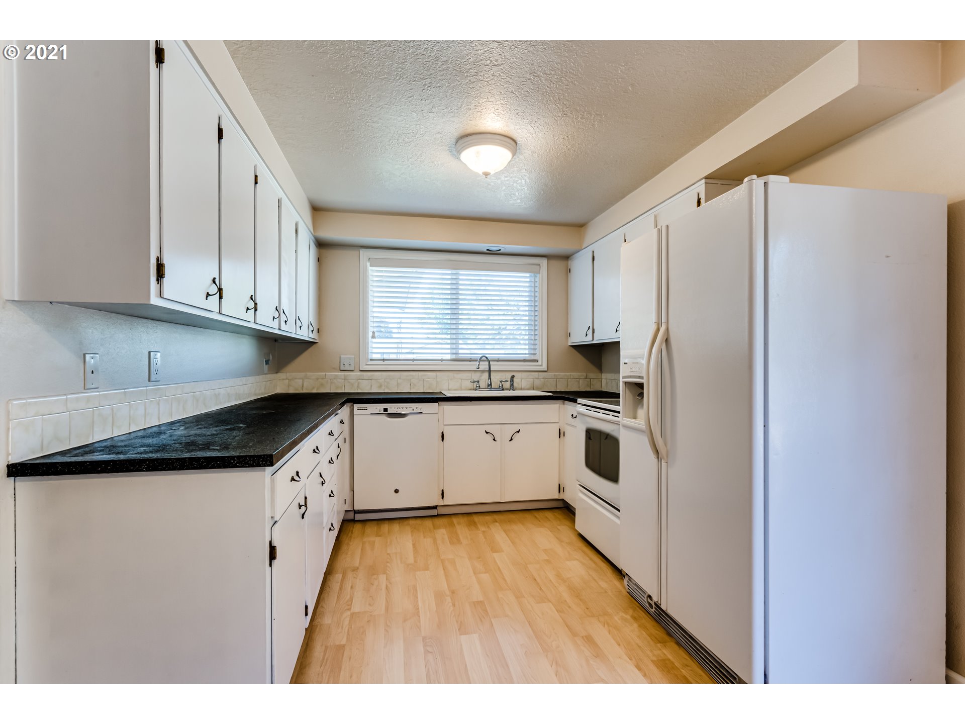 2365 11th Street Springfield, OR 97477 - Photo 4 of 19 Gallery Image 4