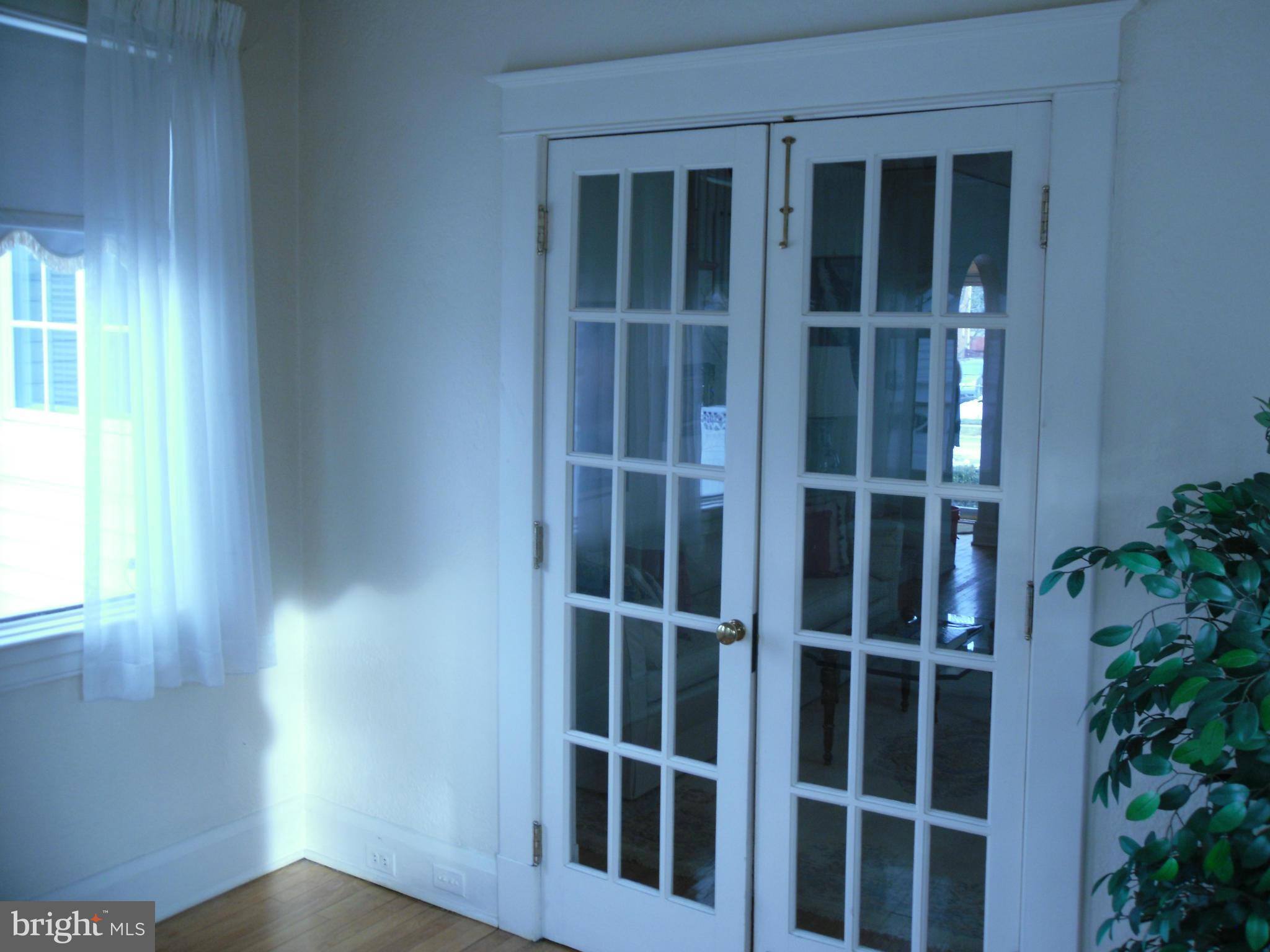 3804 Grantley Road Baltimore, MD 21215 - Photo 6 of 30 IEntry to Sun Room