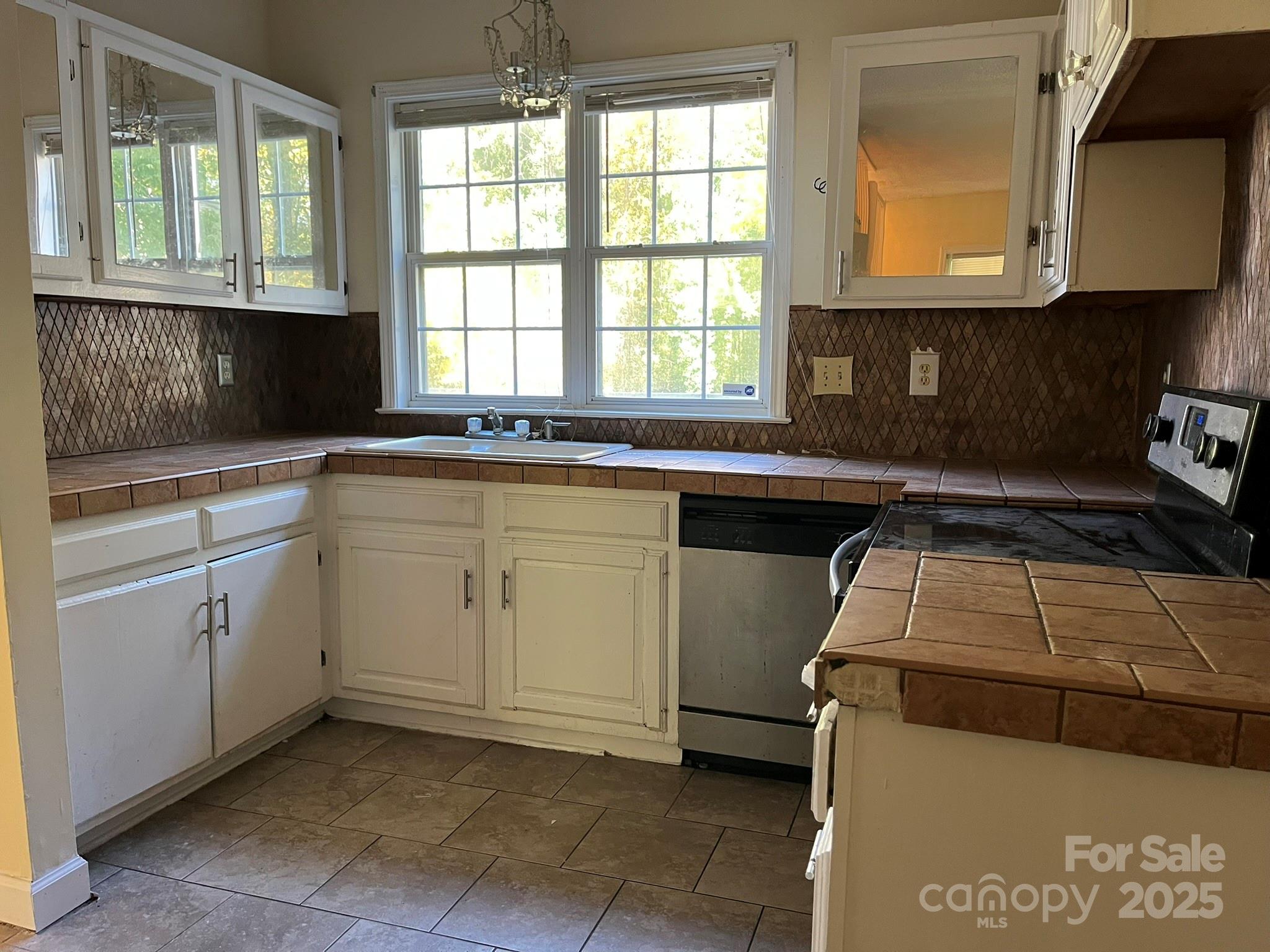 3437 Sunset Road Charlotte, NC 28216 - Photo 3 of 19 Gallery Image 3