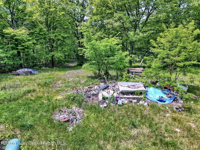 a view of yard with green space