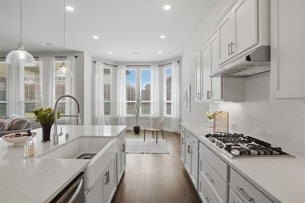 1915 Hillside Court Van Alstyne, TX 75495 - Photo 5 of 36 Kitchen and dining area