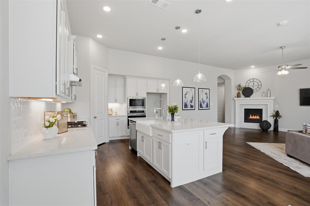 1915 Hillside Court Van Alstyne, TX 75495 - Photo 8 of 36