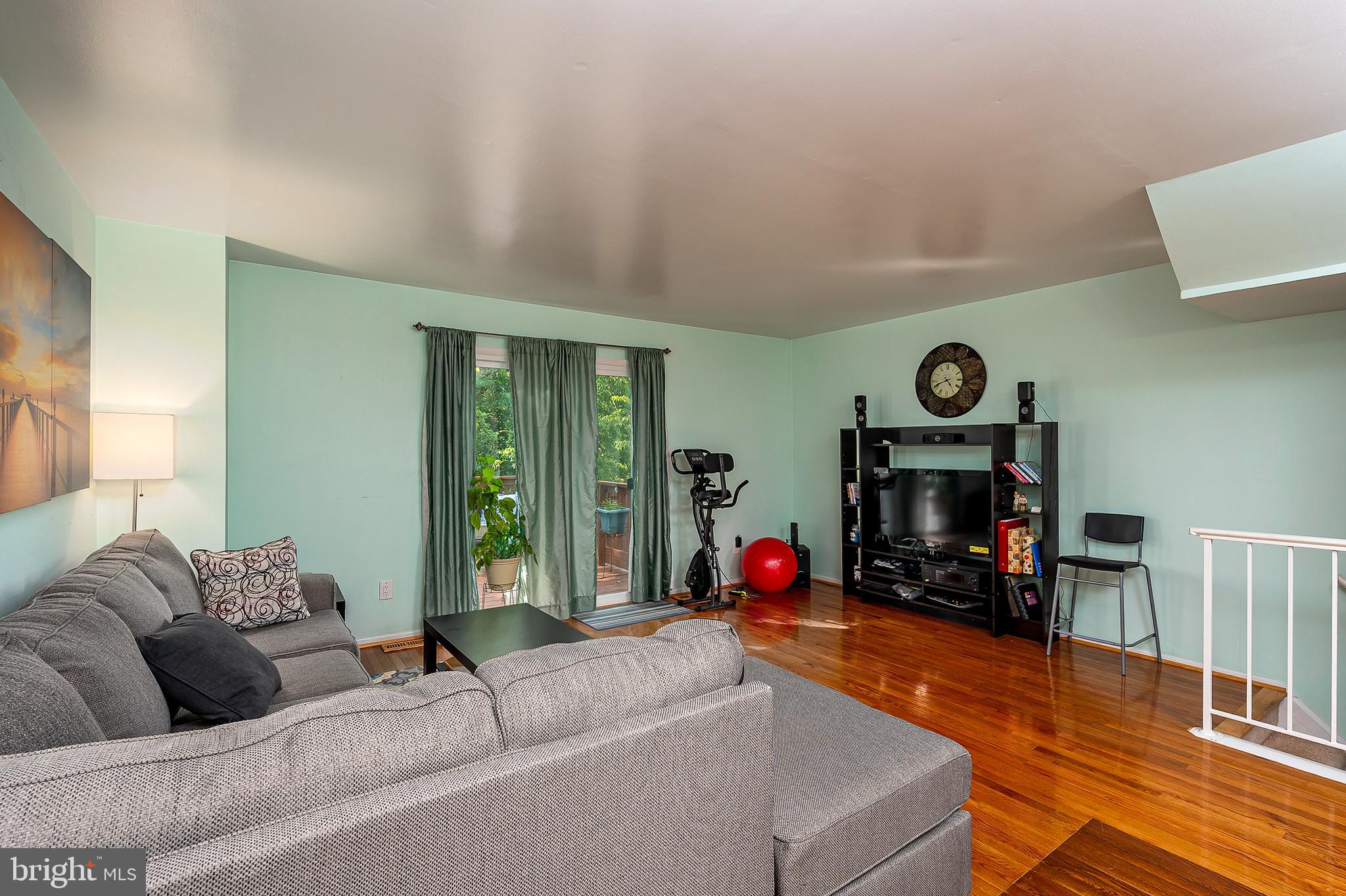 2410 Potterfield Road Baltimore, MD 21244 - Photo 11 of 31 Living Room