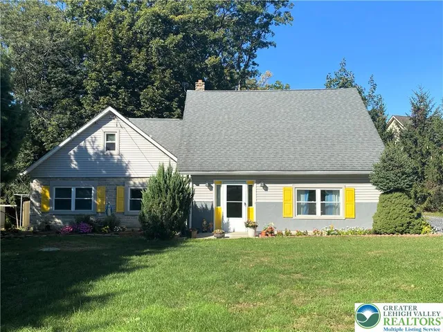 a view of a house with a yard