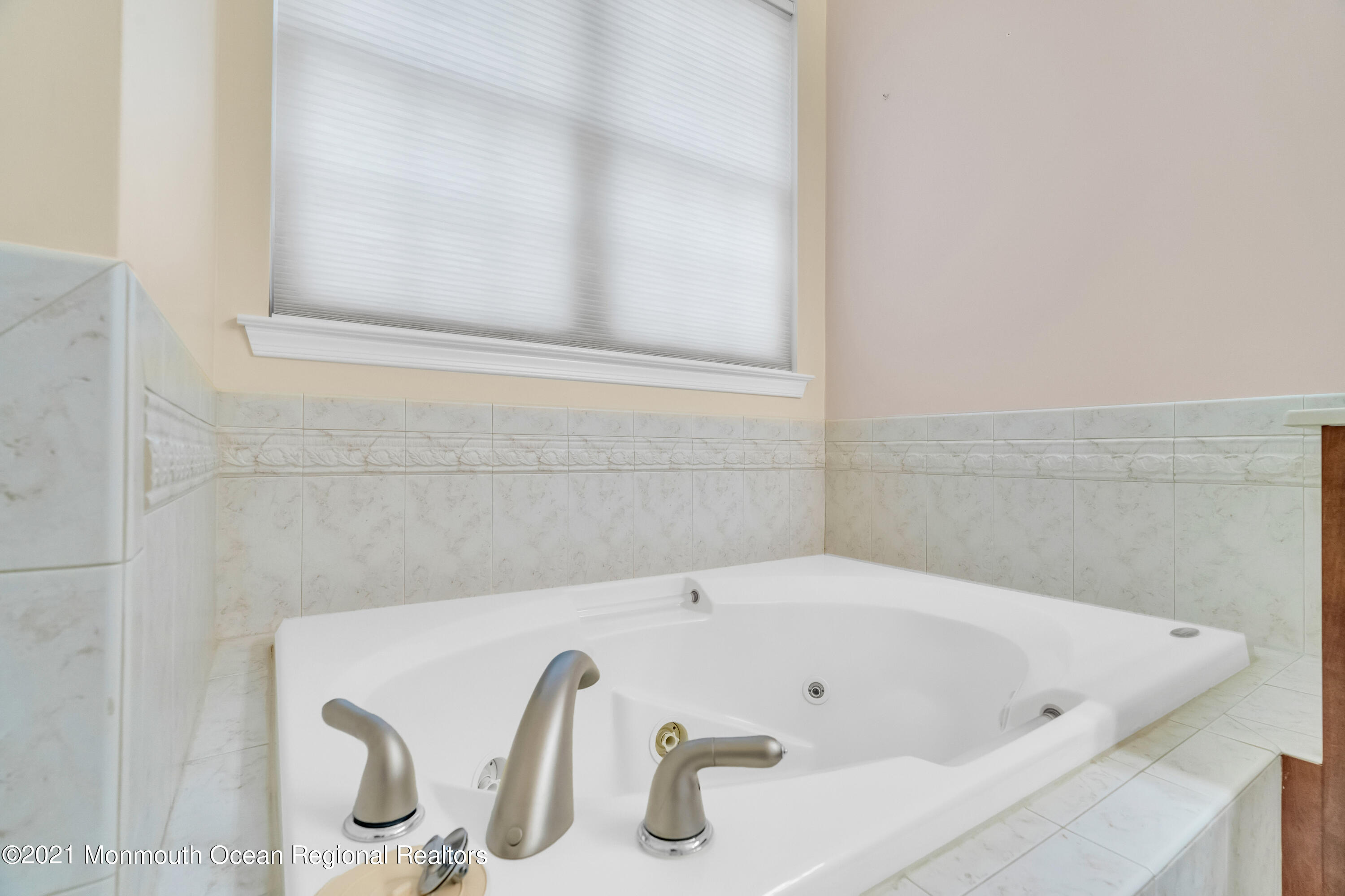 32 Crooked Stick Road Jackson, NJ 08527 - Photo 24 of 33 a bathroom with bathtub