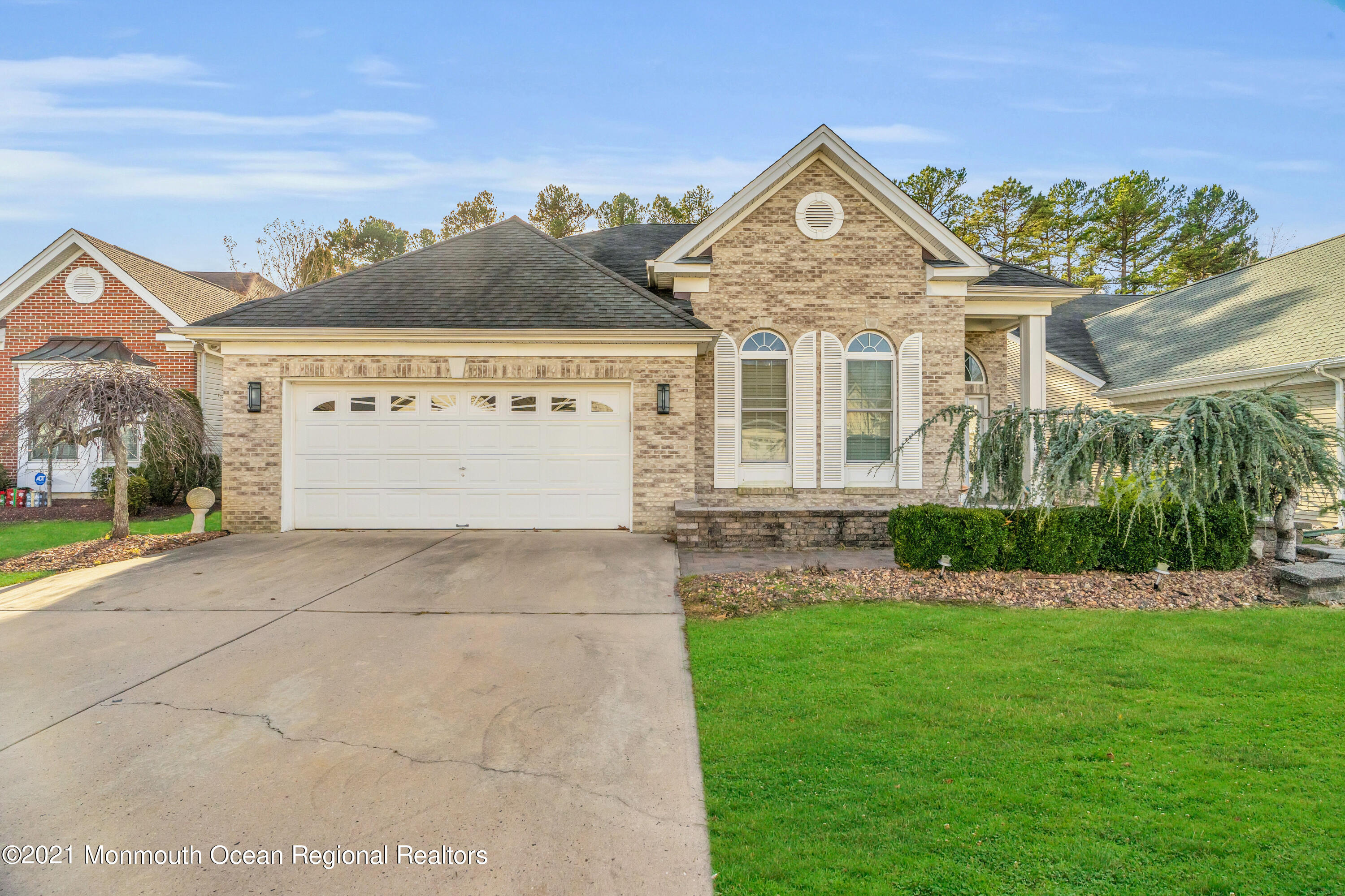 32 Crooked Stick Road Jackson, NJ 08527 - Photo 4 of 33 a front view of a house with a yard
