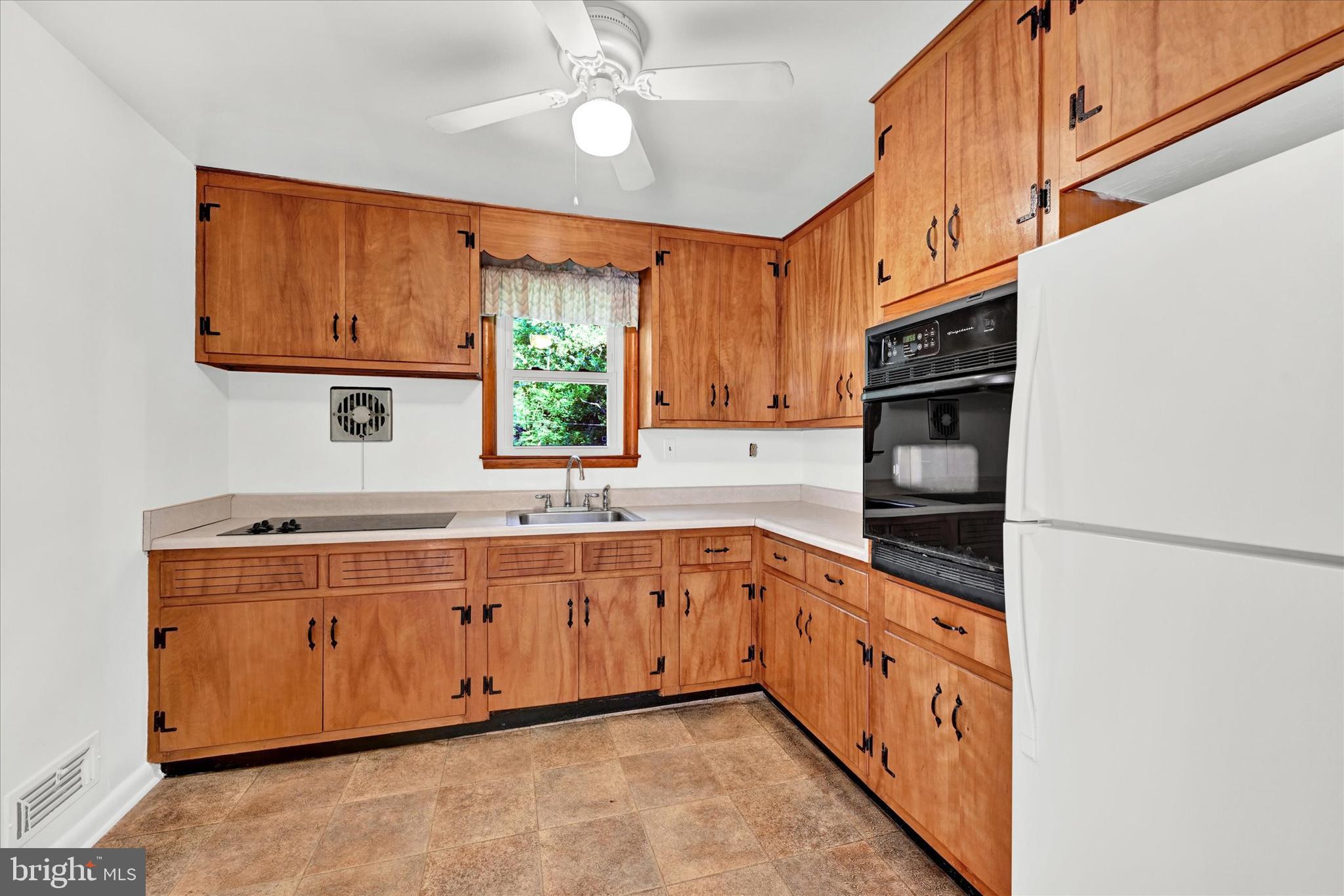 6754 Glenkirk Road Baltimore, MD 21239 - Photo 8 of 24 Kitchen with Table Space & Ceiling Fan