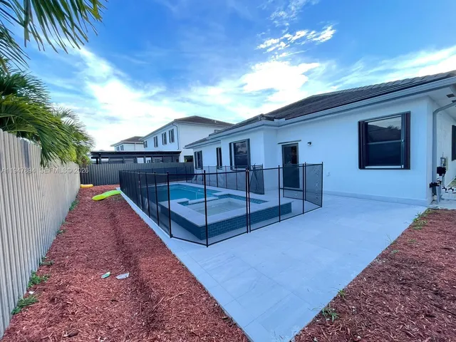 a view of a backyard