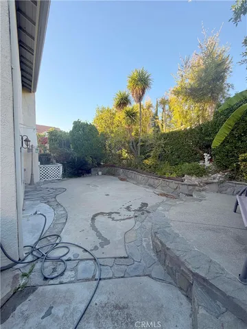 a view of a backyard