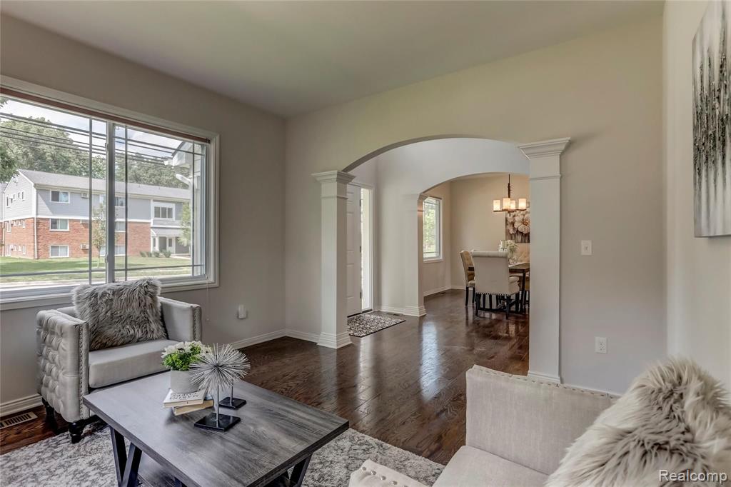 403 1st Street Rochester, MI 48307 - Photo 5 of 40